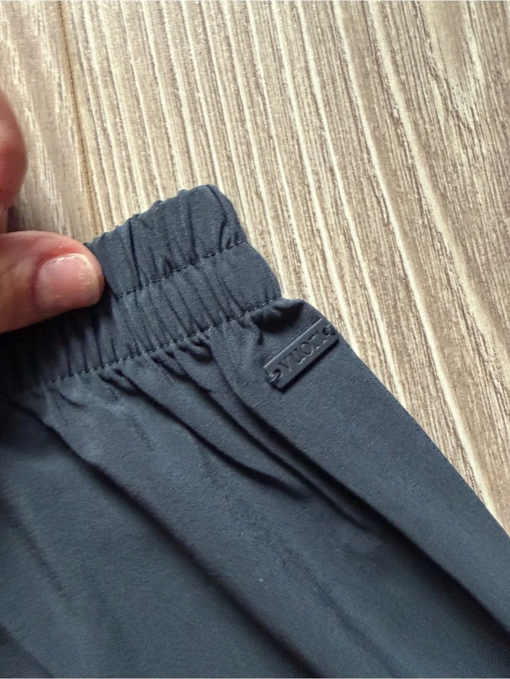 Vuori Villa Everyday Short Black breezy lightweight travel airy athletic sporty - Picture 6 of 6